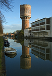 802919 Gezicht op de watertoren aan de Vaartsche Rijn te Utrecht met rechts een deel van de fabrieken van de Utrechtse ...